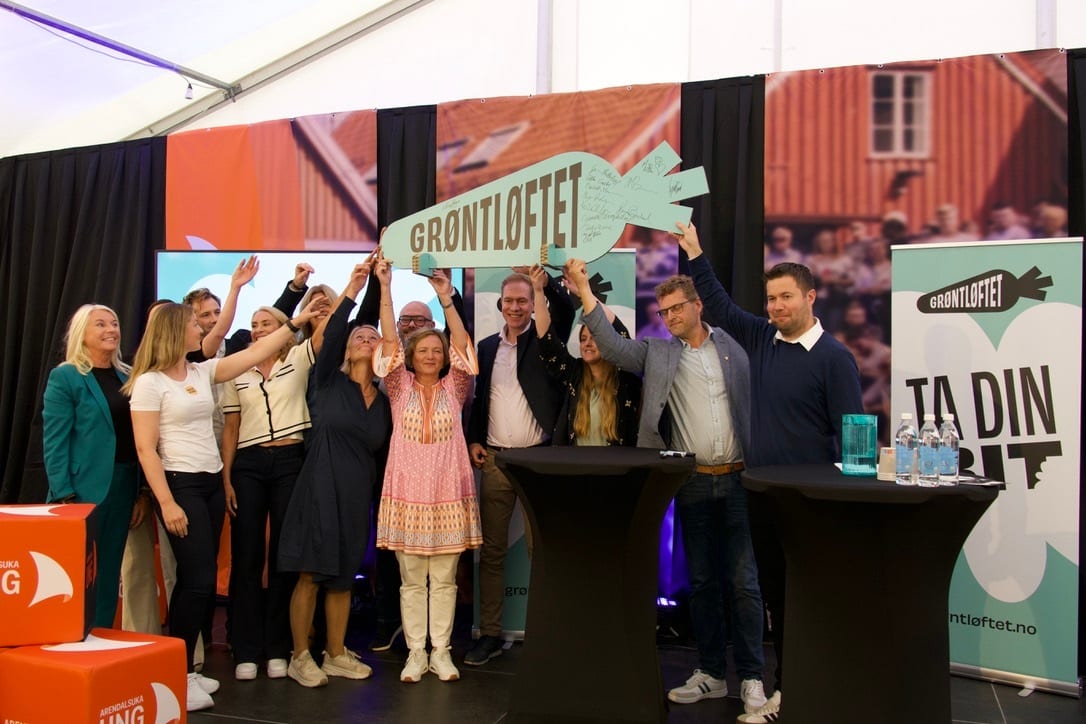 Smile, Trousers, Event, Logo, Sharing