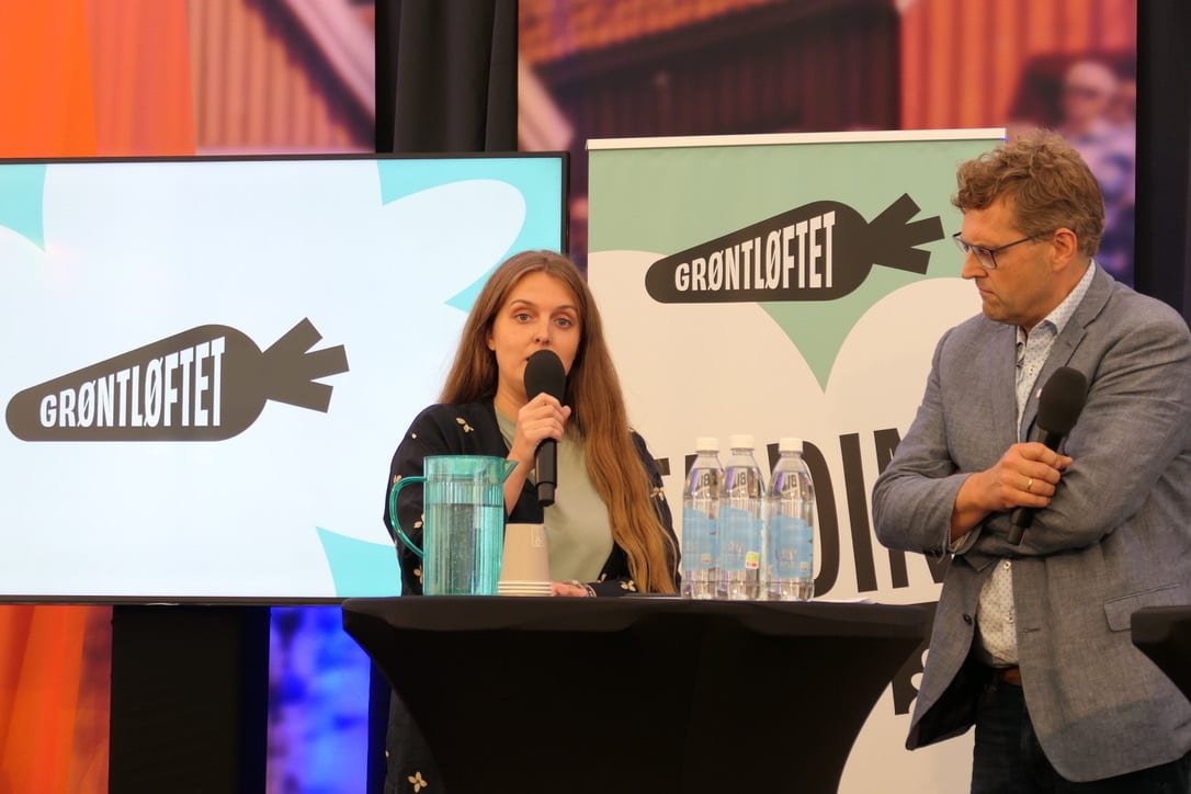 Public address system, Electronic device, Audio equipment, Microphone, Outerwear, Spokesperson, Event, Logo, Speech, Coat