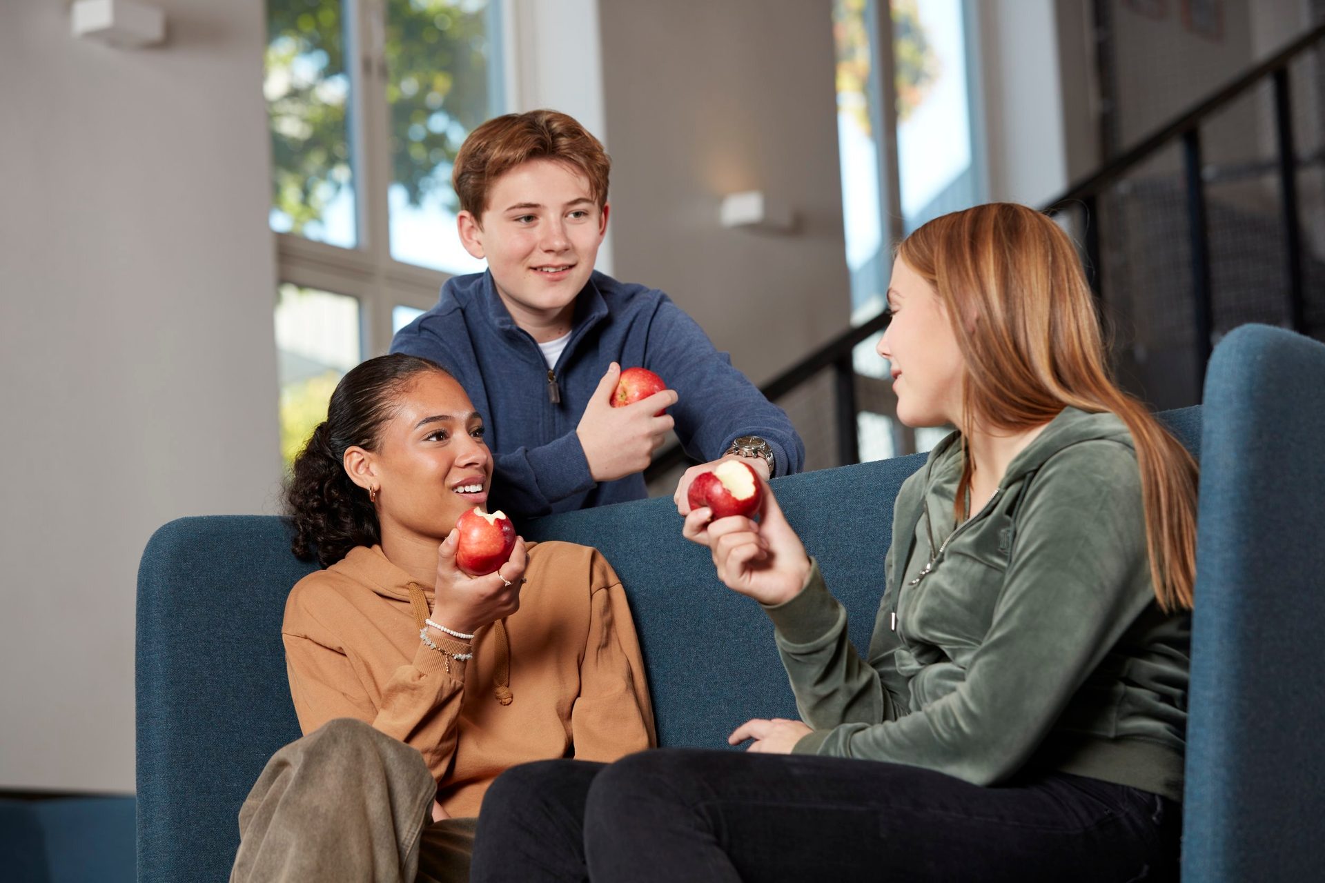 Electronic device, Happiness, Sitting, Furniture, Smile, Comfort, Conversation