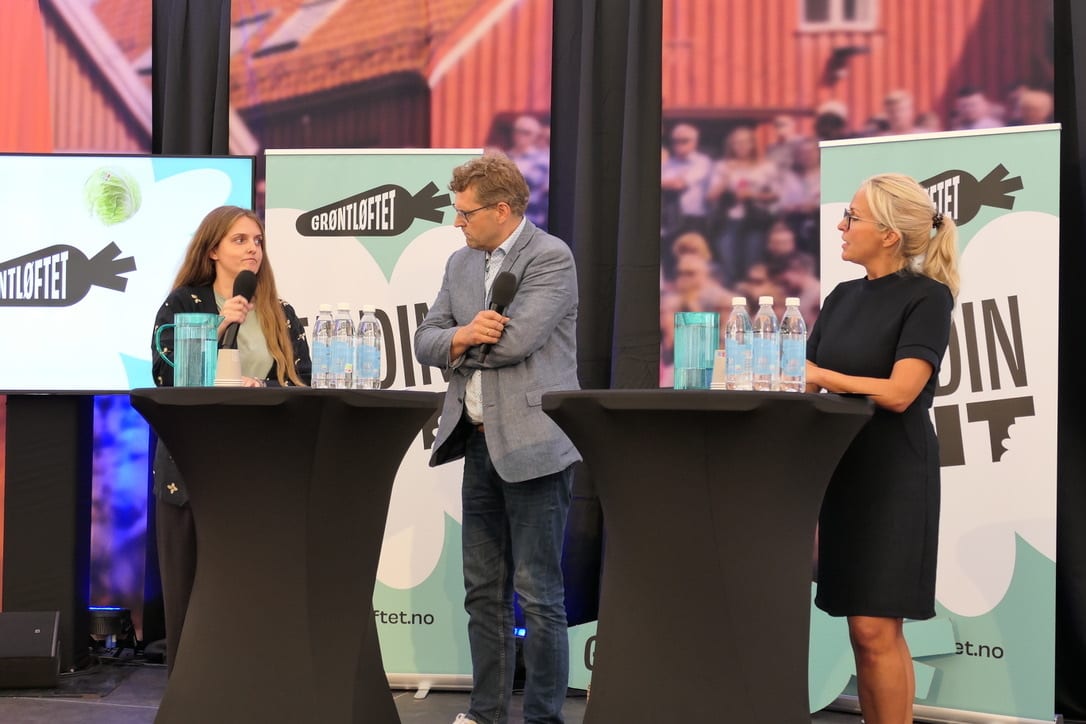 Public address system, Electronic device, Audio equipment, Microphone, Outerwear, Shirt, Event, Furniture, Spokesperson, Coat