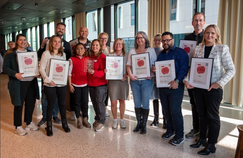 Facial expression, Social group, Smile, Sleeve, Trousers, Standing, Jeans, Waist
