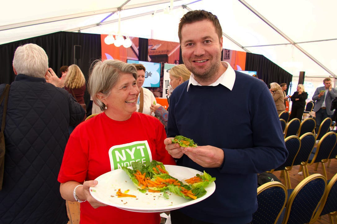 Culinary arts, Smile, Food, Tableware, Coat, Plate, Dishware