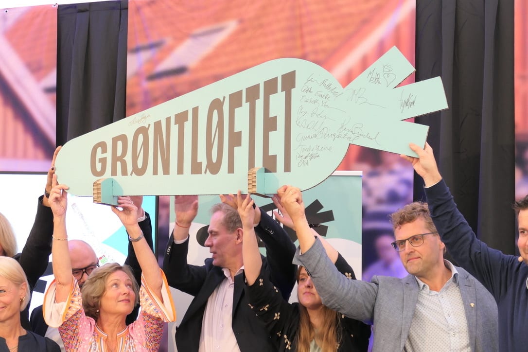 Social group, Hair, Outerwear, Event, Shirt, Community, Coat, Crowd, Suit, Blond